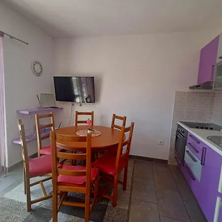 Pink Mili Makarska